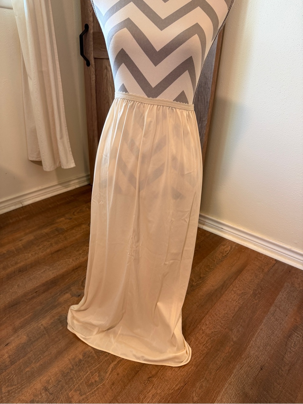 Vintage Henson Kickernick Antron III Nylon Half Slip Large 34” Cream High Slit